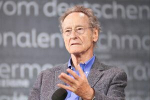 Bernhard Schlink diskutiert parlamentarischen Umgang mit der AfD und Vertrauen in die Demokratie.