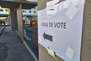 Wahllokal mit Bürgern an Urnen, Symbol für Schweizer Volksabstimmung und demokratische Mitbestimmung.