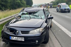 Ein beschädigter Renault lag am Straßenrand nach schwerem Unfall auf der A 44.