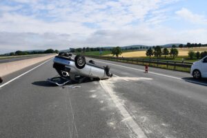 Ein schwer beschädigter Audi nach einem Unfall auf der Autobahn, Unfallstelle und Polizei.