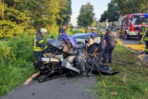 Schwerer Verkehrsunfall mit BMW und Linienbus auf Bundesstraße 57, Feuerwehr hilft Schwerverletztem.