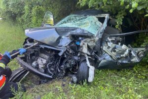 Schwerer Verkehrsunfall: PKW gegen Lastwagen, Rettungskräfte am Einsatzort, Verletzte in Krankenhäuser.