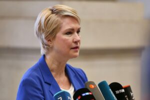 Manuela Schwesig kritisiert Pflegereform, die Pflegebedürftige und Pflegekräfte belastet.
