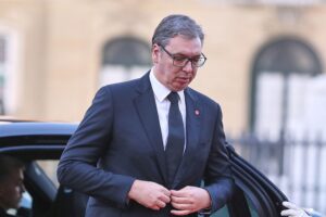 Aleksandar Vucic spricht vor Anhängern; Rücktritt und bevorstehende Wahlen im Serbien thematisiert.