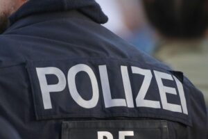 Kollision zwischen Auto und Linienbus, verletzte Personen, Polizei auf der Unfallstelle.