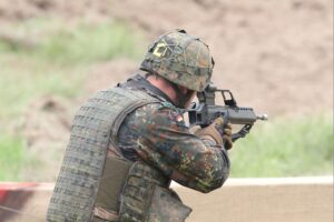 Bundeswehrsoldat mit G36-Gewehr, Symbol für Sicherheit und Verteidigung in Deutschland.