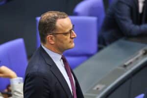 Jens Spahn bei einer Konferenz, symbolisierend für Netzwerke und politische Verbindungen.