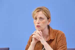 Karin Prien diskutiert wichtige Änderungen am Programm "Demokratie leben" mit kommunalen Vertretern in Berlin.