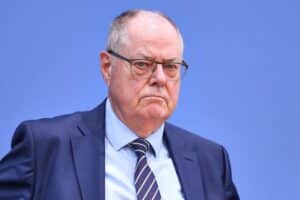 Peer Steinbrück diskutiert drastischen Schuldenschnitt zur Entlastung kommunaler Finanzen in Berlin.