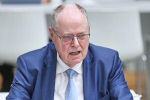 Peer Steinbrück diskutiert politische Strategien zur AfD und die Brandmauer in Deutschland.