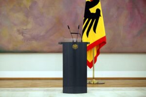 Rednerpult des Bundespräsidenten Frank-Walter Steinmeier, symbolisch für politische Verantwortung und Regierungsbildung.