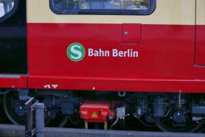 S-Bahn Berlin mit Baustellenhinweisen und Ersatzverkehr, symbolisiert durch eine Baustelle und Züge.