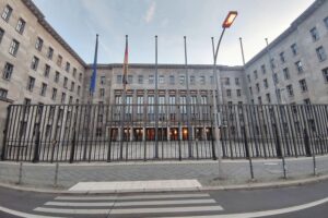 Bundesfinanzministerium mit Fokus auf Steuerpolitik und Lockerung der Bonpflicht. Kritische Stimmen.