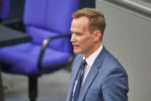 Hendrik Streeck fordert schärfere Maßnahmen gegen illegales Glücksspiel und bessere Kontrollen in Deutschland.
