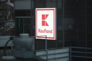 Kaufland-Filiale mit leeren Regalen während Warnstreiks für faire Löhne und bessere Arbeitsbedingungen.