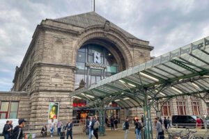 Zwei Männer streiten heftig am Nürnberger Hauptbahnhof, Kaffee fliegt, Polizei eingreift.