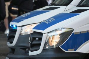 Polizei in Mannheim, Fahrzeugstreit eskaliert, mehrere Verletzte, Reizgas verwendet, Ermittlungen laufen.