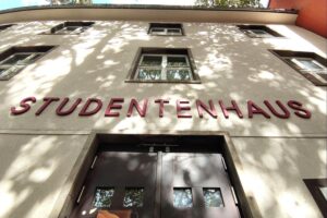 Berliner Studentenhaus, Symbol für Bildung und soziale Gerechtigkeit, im Kontext Bafög-Diskussionen.