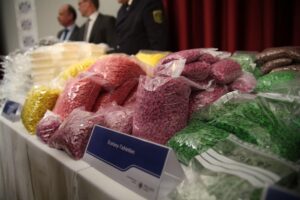 Drogenfund bei Razzia: Junge Menschen konsumieren zunehmend illegale Drogen, insbesondere Kokain.