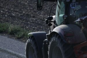 Bauer auf Traktor symbolisiert Landwirtschaft; Thema: Herkunft von Agrarprodukten in Israel.