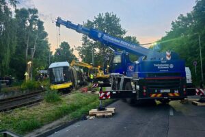 Bergungsarbeiten nach Straßenbahnunfall: THW-Einsatzkräfte bei Nacht an Unfallstelle in Berlin.