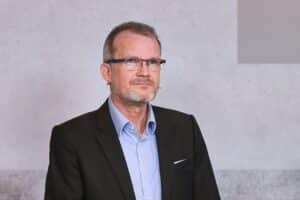Jens Baas diskutiert Gesundheitsreform und Beitragsanhebung im Gesundheitsausschuss.