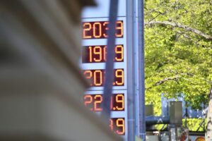 Spritpreise steigen, Tankstelle im Fokus, Verbraucher stehen vor steigenden Kosten.
