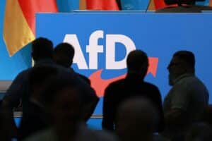 AfD-Logo mit Warnhinweisen zu Sicherheitsrisiken und möglichen Gefahren für die nationale Sicherheit.