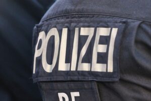 Verkehrsunfall mit Wrack, Polizei, Baum und Rettungskräften, tragischer Verlust einer Fahrzeuginsassin.