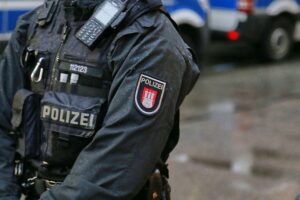 Unfall mit Radfahrer: Kollision zwischen zwei Autos und Fahrrad in Hamburg, tragischer Vorfall.