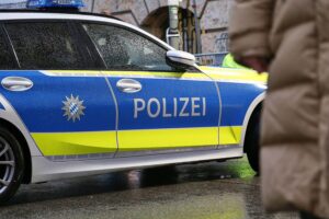 Ein Polizeiauto steht am Unfallort eines schweren Zugunglücks in München.