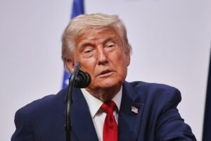 Donald Trump droht mit 100%-Zöllen wegen europäischer Digitalsteuern. Internationale Handelskonflikte spitzen sich zu.