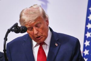 Donald Trump und der iranische Präsident unterzeichnen Abkommen zur Beendigung des Kriegs in Versailles.