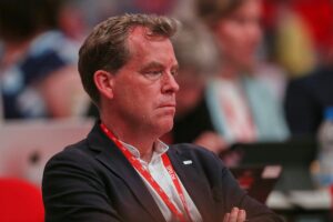 Ulf Kämpfer bei Wahlveranstaltung, umgeben von Unterstützern und Symbolen der SPD.