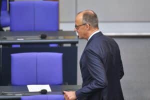 Friedrich Merz steht im Fokus politischer Spekulationen über Kanzlerwechsel und Umfragewerte.