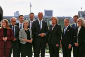 Optimistische Bürger diskutieren Rentenreform in Berlin, während Zweifel an Regierungserfolg überwiegen.