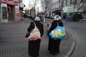 Zwei Frauen mit Kopftuch in Berlin-Kreuzberg, symbolisieren Vielfalt und den Wunsch nach antidiscriminatory protection.