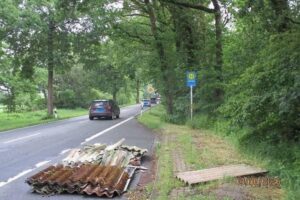 Entsorgte Wellzementplatten an Bushaltestelle, Polizei sucht Zeugen zur Aufklärung des Vorfalls.