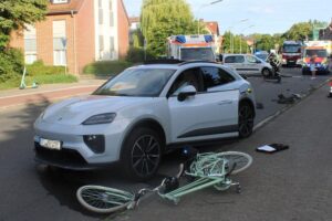 Unfallstelle mit beschädigten Autos und einem Radweg, Zeugen werden zur Mithilfe aufgerufen.