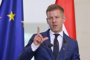 Péter Magyar im Fokus: Ungarns neuer Ministerpräsident, Reformen, Demokratie und Machtwechsel symbolisieren.