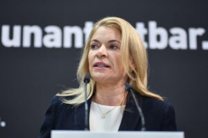 Evelyn Palla im Fokus: Verantwortung für bahntechnische Störungen und die Notwendigkeit von Lösungen.