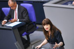 Friedrich Merz und Heidi Reichinnek diskutieren über politische Spannungen zwischen CDU und Linkspartei.