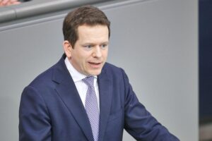 Martin Plum spricht zur Reform des Selbstbestimmungsgesetzes im Bundestag. Hintergrund: politische Diskussion.