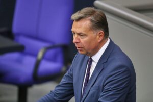 Union und SPD fordern klare Begründung zur Einreiseverweigerung von WM-Schiedsrichter Omar Artan.