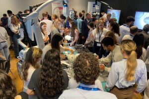 Neurochirurgen üben moderne Techniken beim populären Hands-on-Kurs in Magdeburgs Universitätsklinik.