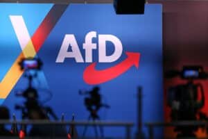 AfD-Logo vor Gericht, Symbol für Beobachtung durch den Verfassungsschutz in Bayern.