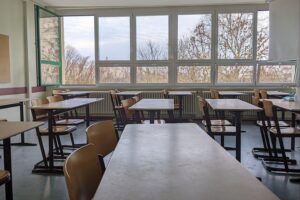 Klassenraum einer Privatschule, Symbol für Bildung und Konflikte um Fehlzeiten und Schulverträge.