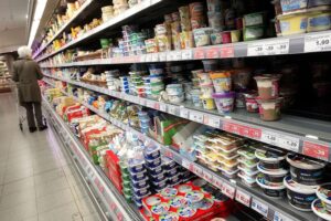Einkaufsregal im Supermarkt, symbolisiert Konsumlaune und wirtschaftliche Stimmung in Deutschland.