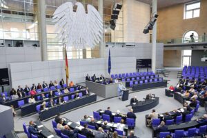 Bundestagssitzung mit Abgeordneten, Diskussion über Geheimschutz und Einflussnahme durch ausländische Kontakte.