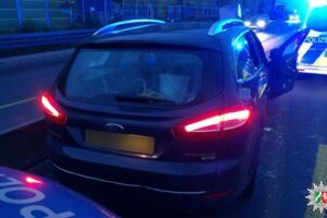 Polizei stoppt flüchtenden Autofahrer nach riskanter Verfolgungsfahrt durch Oberhausen, Mülheim, Duisburg.
